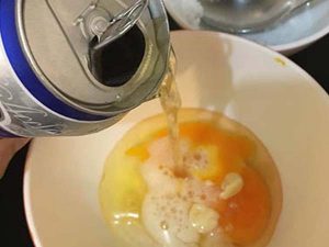 Mặt lạ bia với trứng gà
