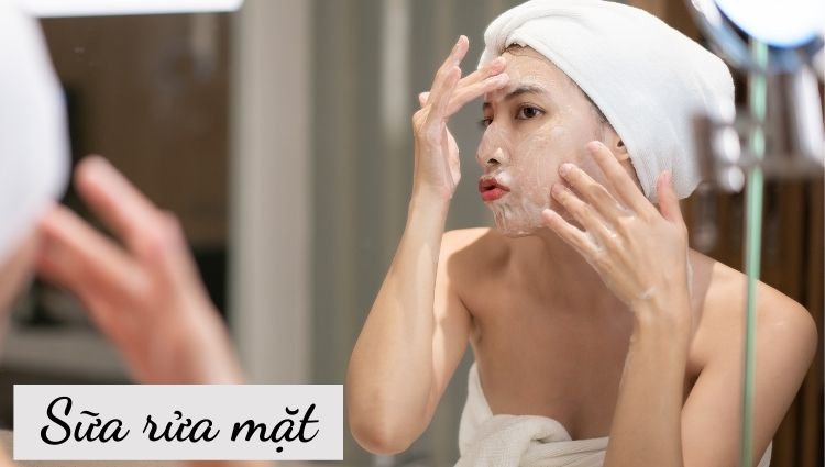 Dùng sữa rửa mặt là bước chăm sóc da cơ bản 