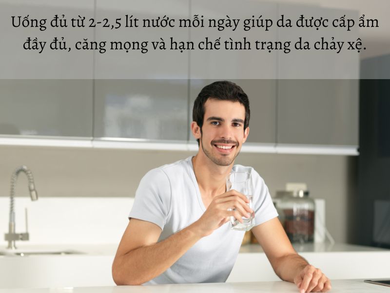 Uống đủ nước để cấp ẩm cho làn da giúp làm mờ nếp nhăn cho nam giới hiệu quả 